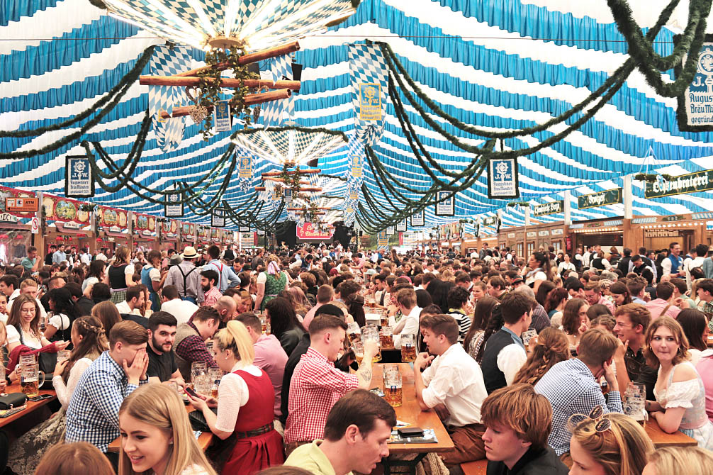 Das Festzelt der Festhalle Bayernland auf dem Münchner Frühlingsfest im Mittelschiff - Augustiner Bräu