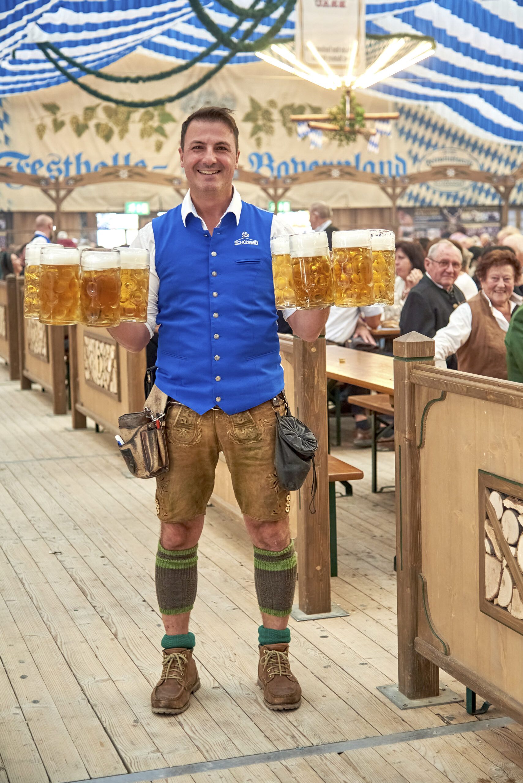 Kellner der Festhalle Bayernland im Bierzelt