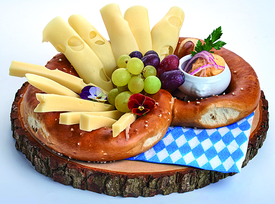Breze mit Käseauswahl und Trauben unter den Speisen der Festhalle Bayernland