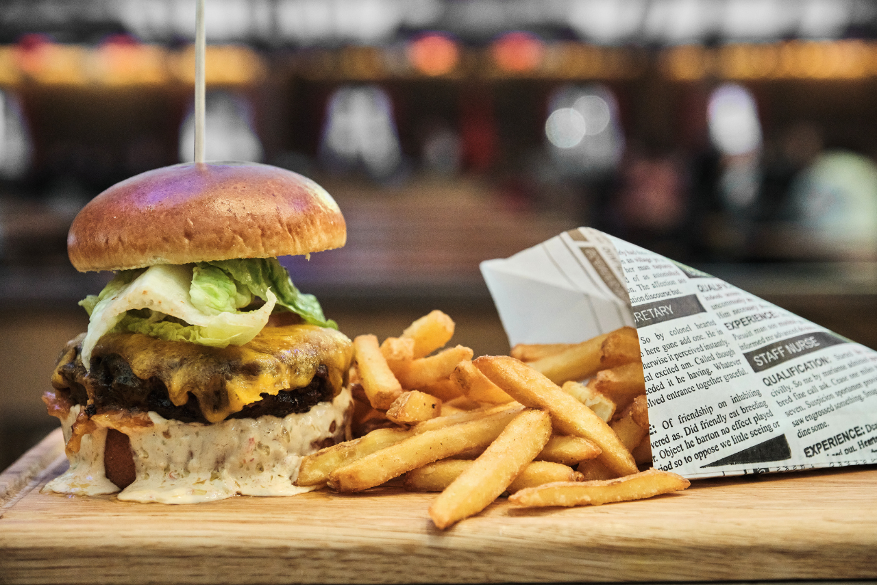 Hamburger und Pommes