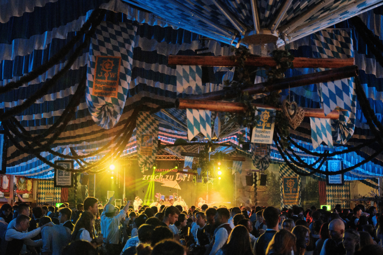 Frühlingsfest München 2025 Festzeltstimmung