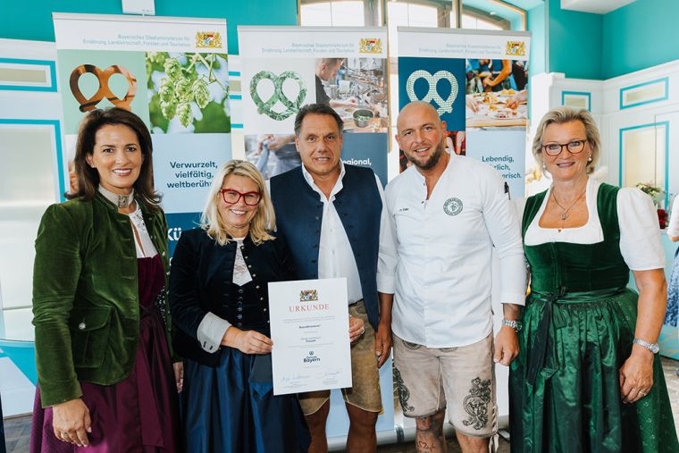Urkundenübergabe für Ausgezeichnetes Festzelt 2025 Oktoberfest München - Boandlkramerei und das Festzelt Festhalle Bayernland 
