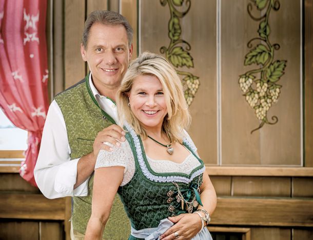 Festwirtsfamilie Peter und Petra Schöniger im Festzelt - Festhalle Bayernland seit 1971